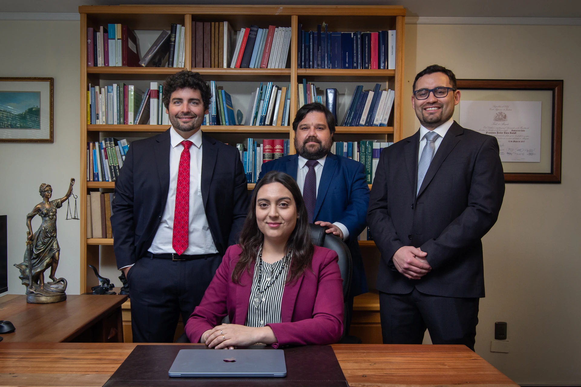 Los socios y el equipo asociado de Lara, Andrade y Cía. en la oficina de Valdivia.