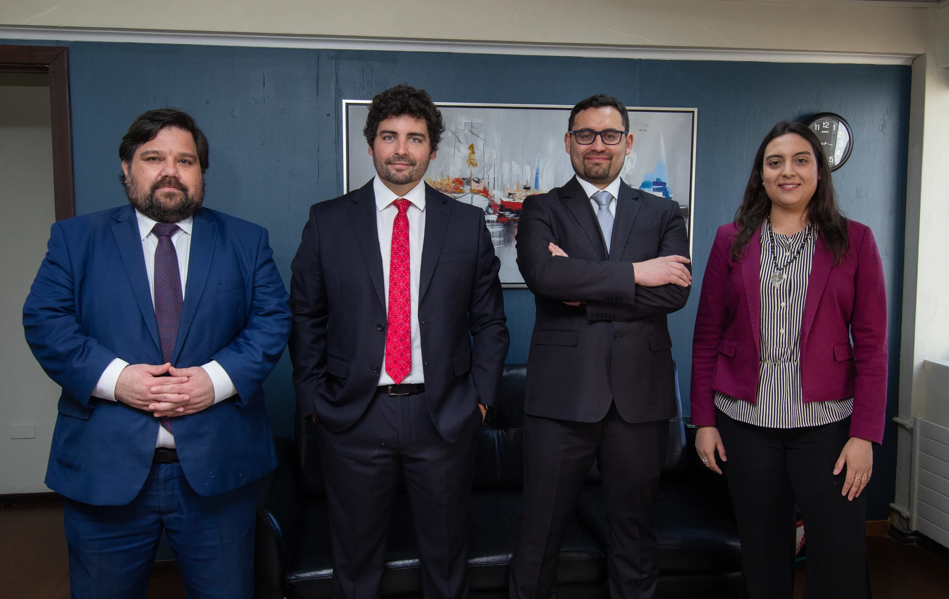 Equipo de Lara, Andrade y Cía. de pie en sus oficinas de Valdivia.