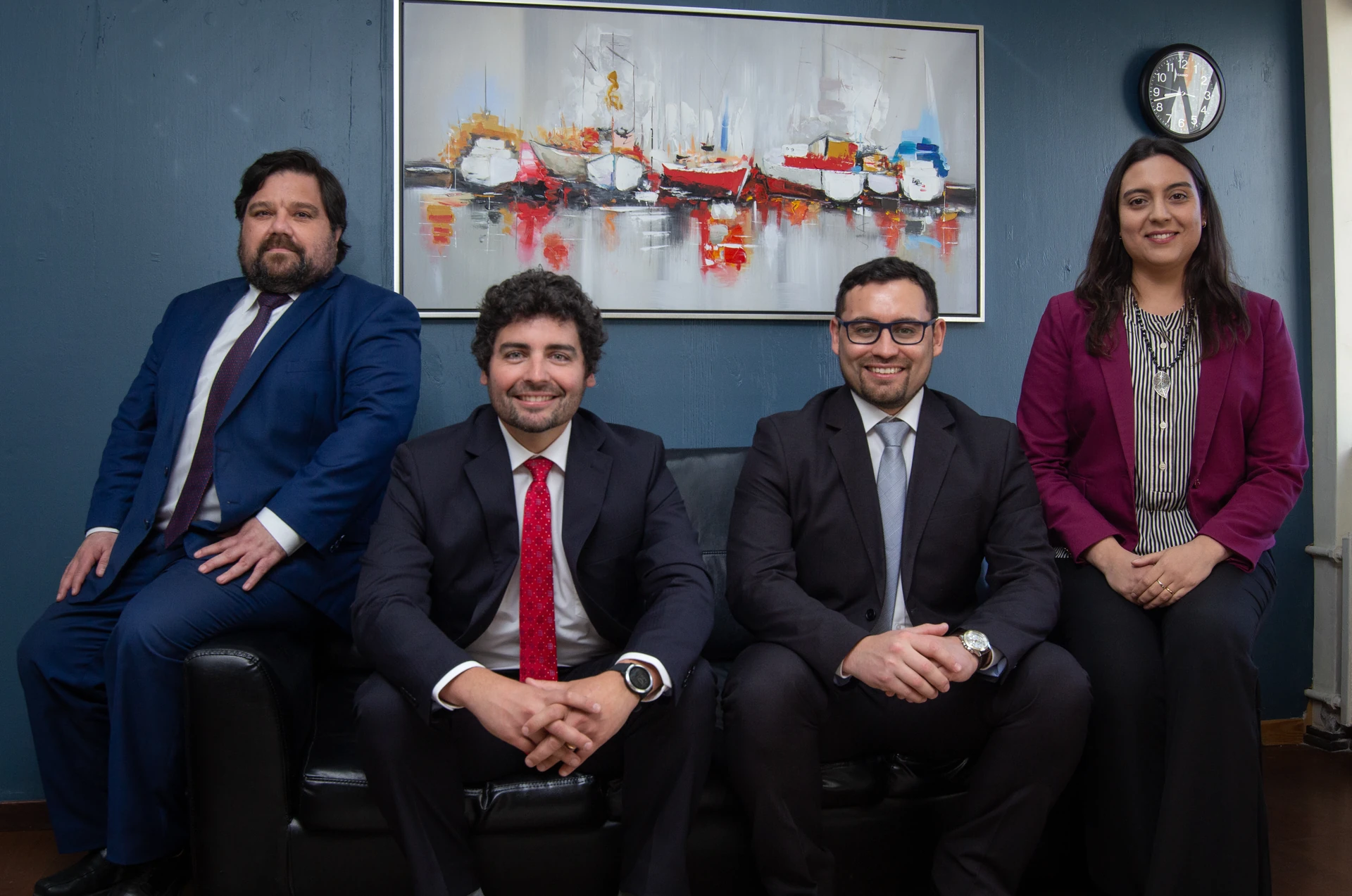 Equipo de Lara, Andrade y Cía. reunido en la sala de sus oficinas en Valdivia.