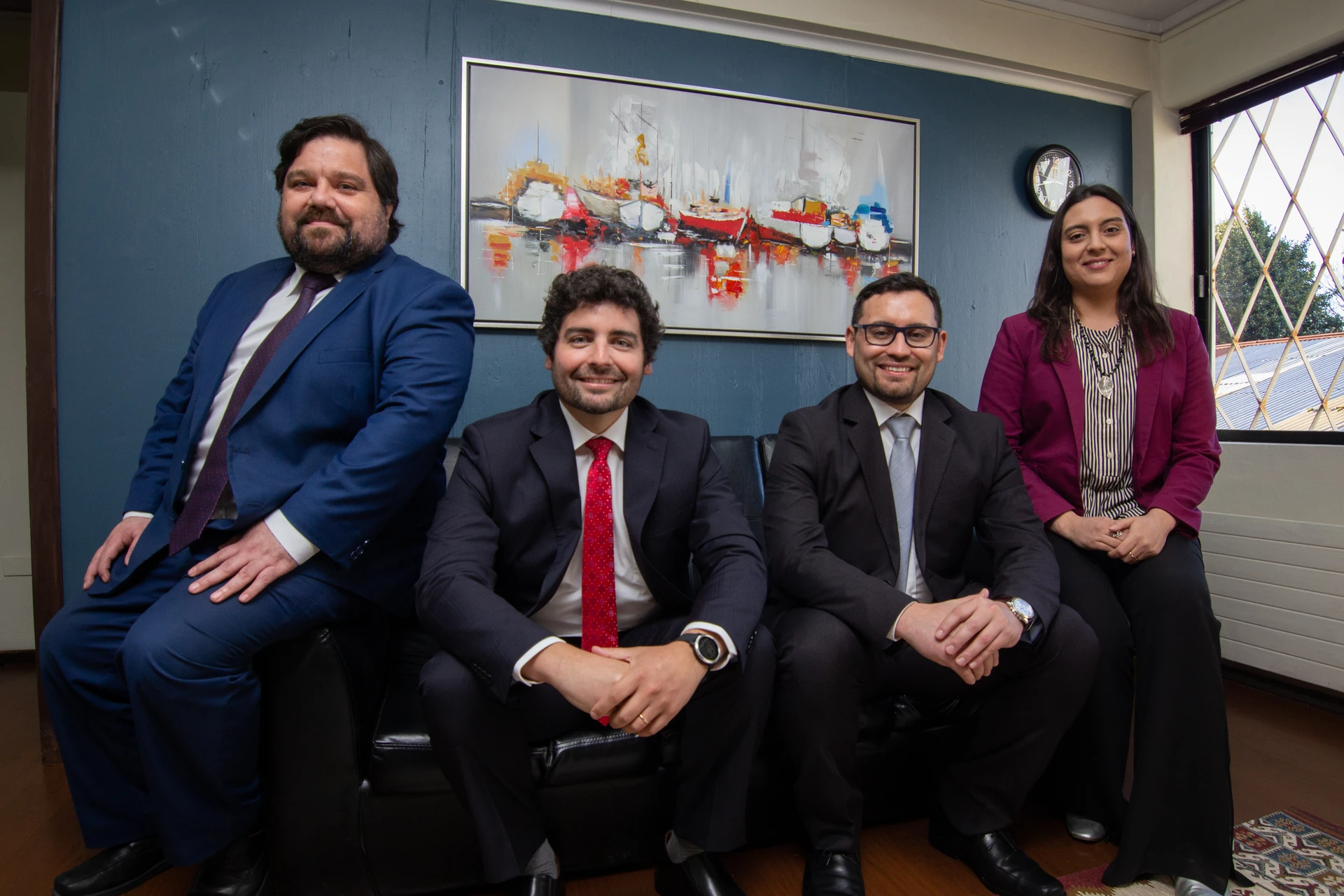 Equipo de Lara, Andrade y Cía. reunido en la sala de sus oficinas en Valdivia.