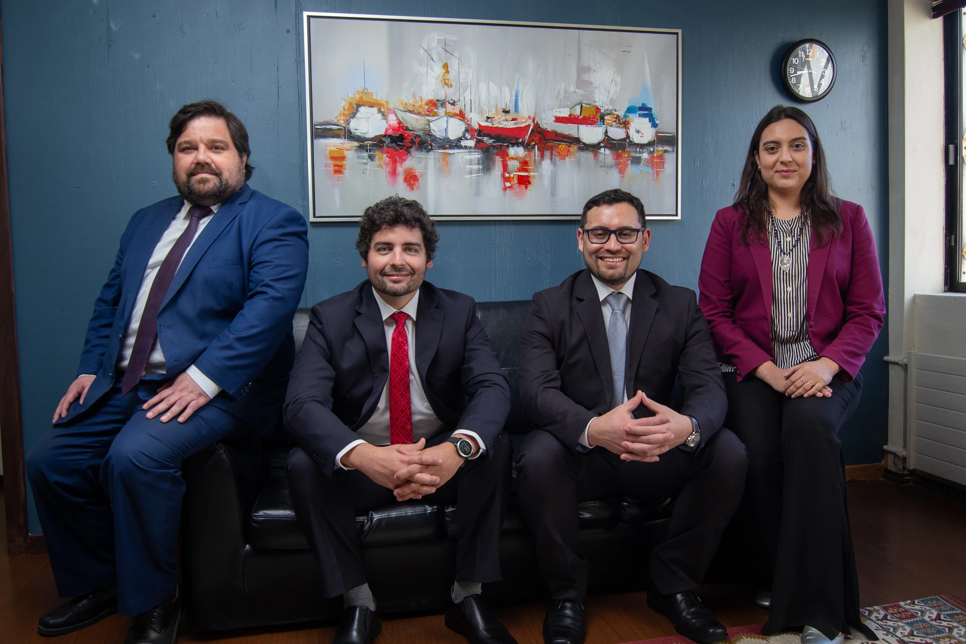 Equipo de Lara, Andrade y Cía. reunido en la sala de sus oficinas en Valdivia.