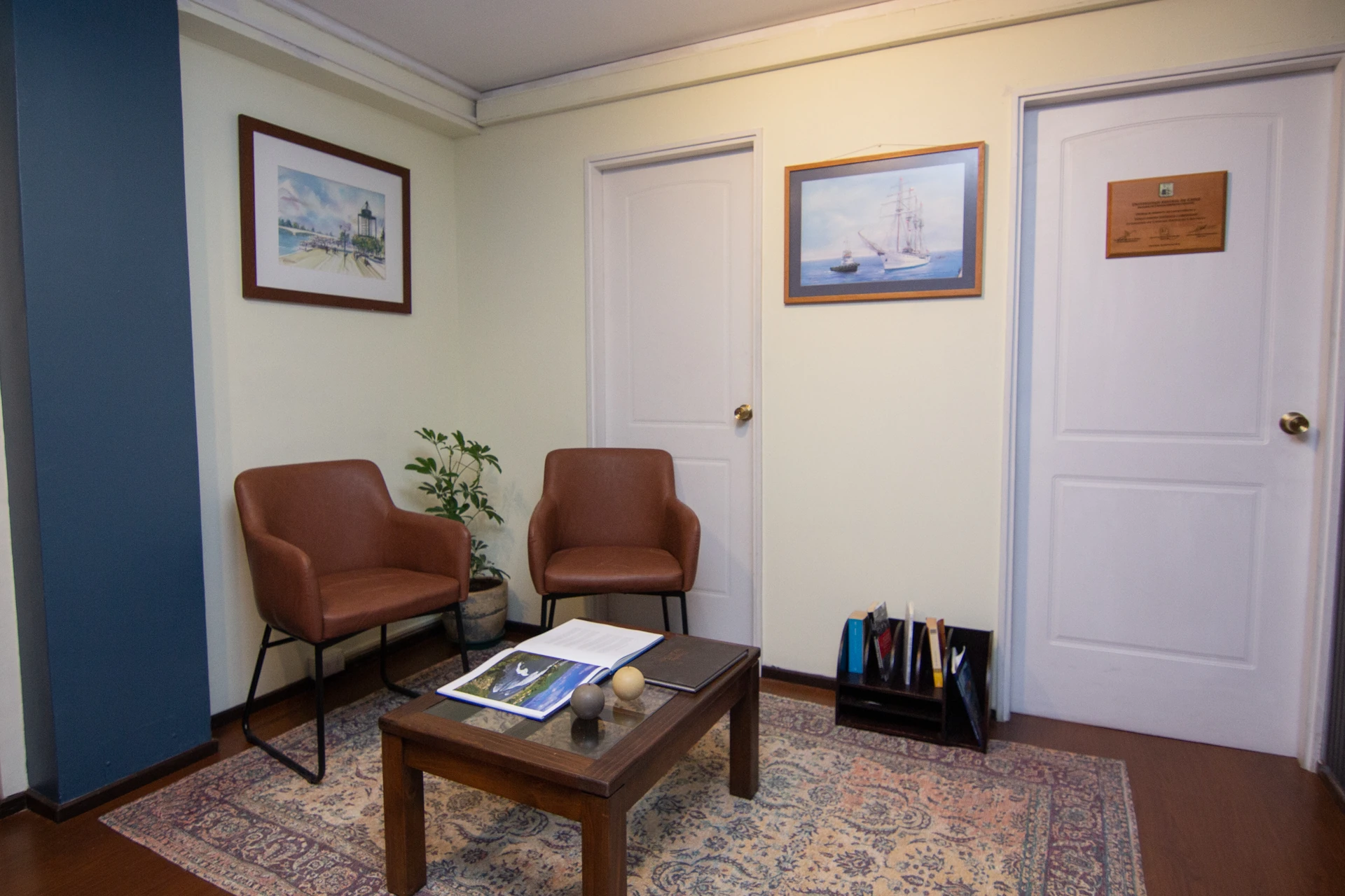 Sala de espera del estudio Lara, Andrade y Cía. en Valdivia.